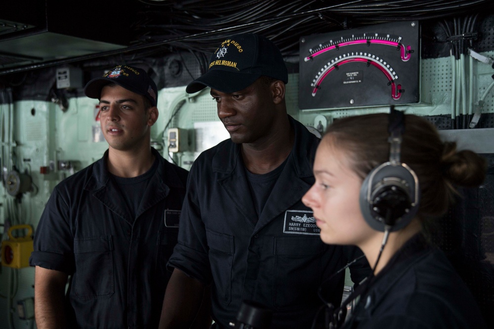 USS San Diego (LPD 22) Pulls into Cam Ranh International Port