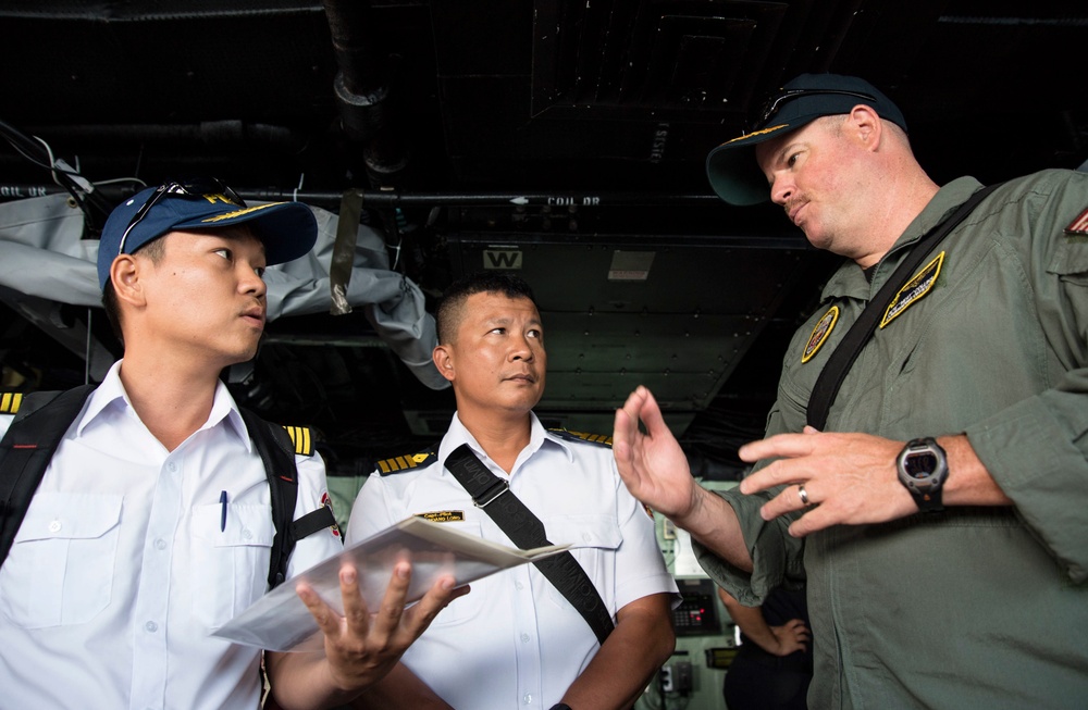 USS San Diego (LPD 22) Commanding Officer Speaks with Tug Boat Pilots