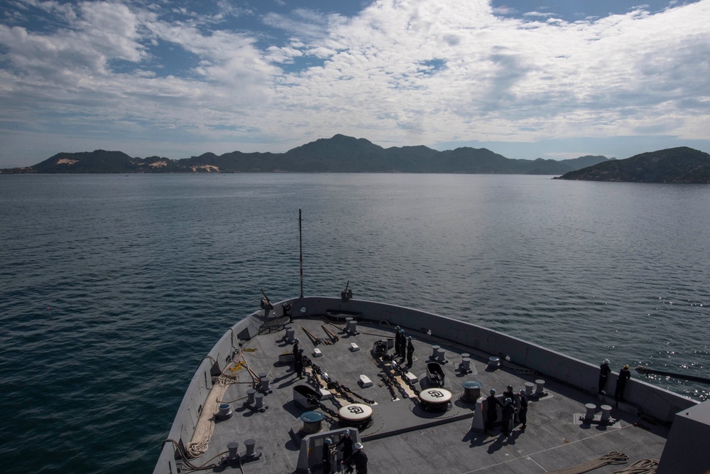 USS San Diego (LPD 22) Pulls into Cam Ranh International Port