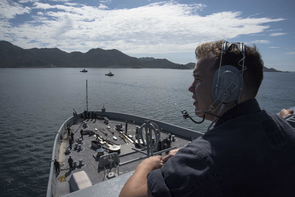 USS San Diego (LPD 22) Pulls into Cam Ranh International Port