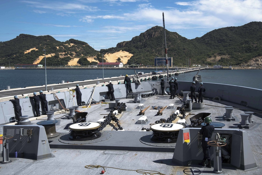 USS San Diego (LPD 22) Pulls into Cam Ranh International Port