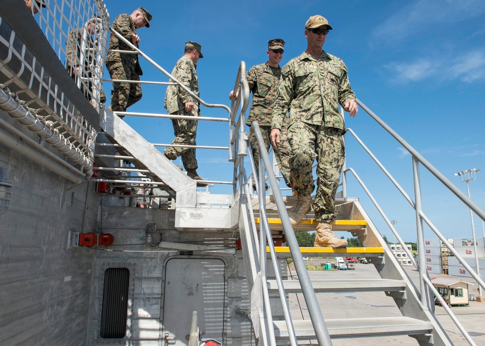USNS Spearhead (T-EPF 1) Hosts SPMAGTF-SC 17 Commander for Tour during SPS 17
