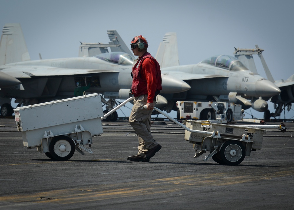 Nimitz Supports Operation Inherent Resolve