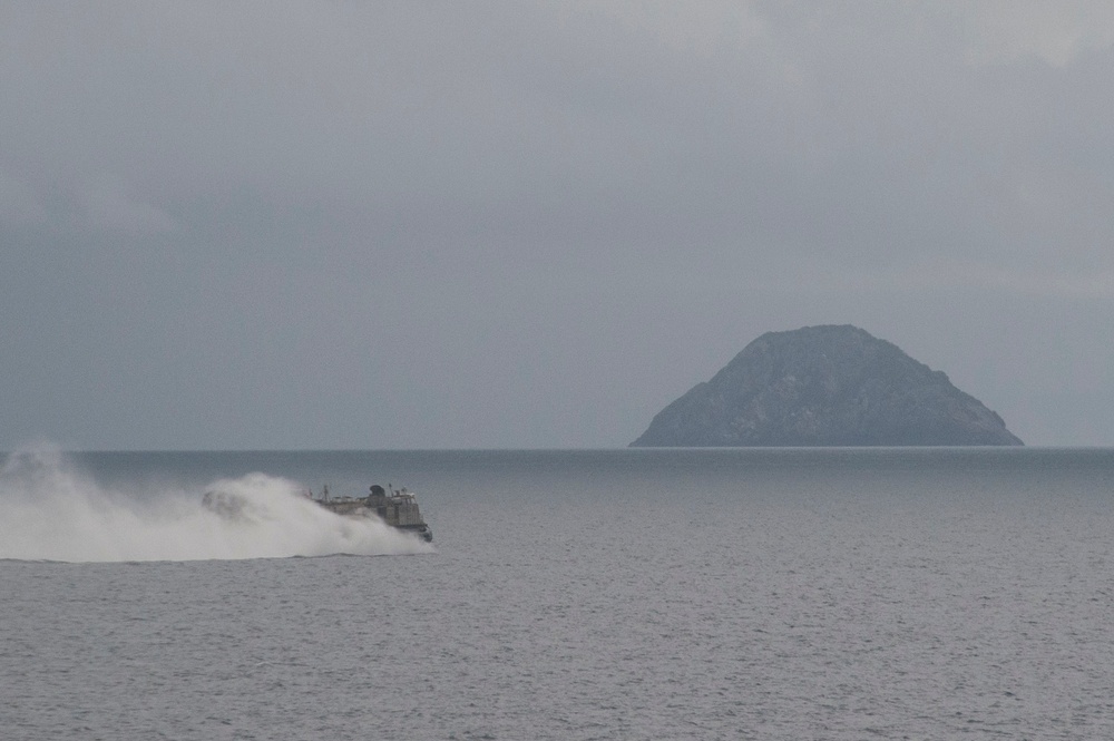 USS Bonhomme Richard (LHD 6) Landing Craft Air Cushion (LCAC) Operations During Amphibious Intigration Training (AIT)