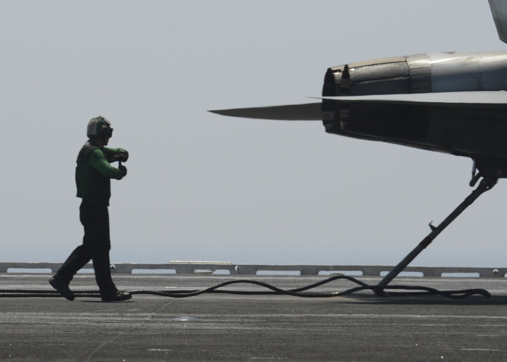 Nimitz Supports Operation Inherent Resolve