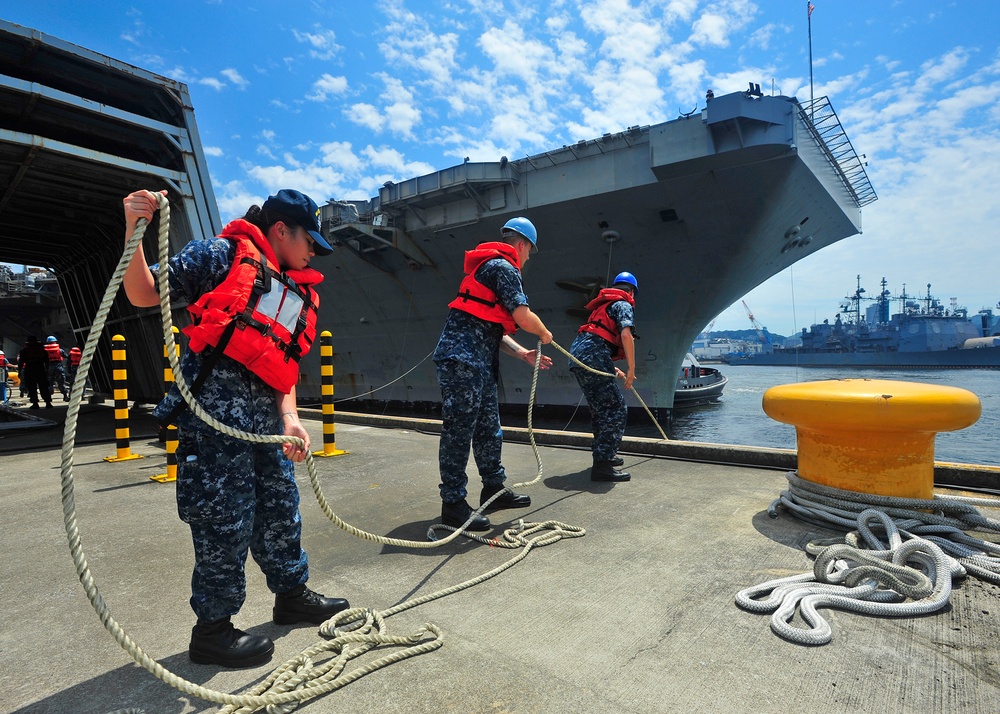 Blue Ridge Sailors assist the Ronald Reagan pulling into port.