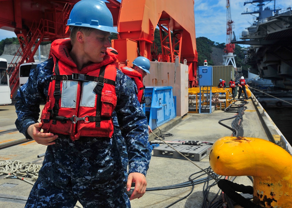 Blue Ridge Sailors assist the Ronald Reagan pulling into port.