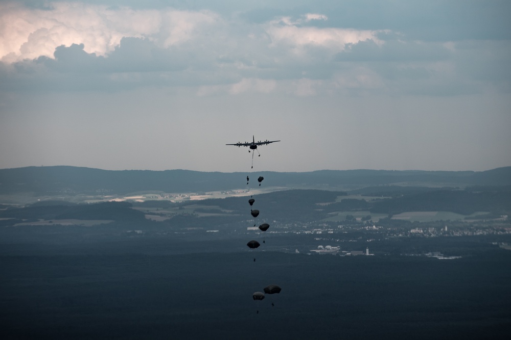 37th AS drops 173rd IBCT Airborne troops