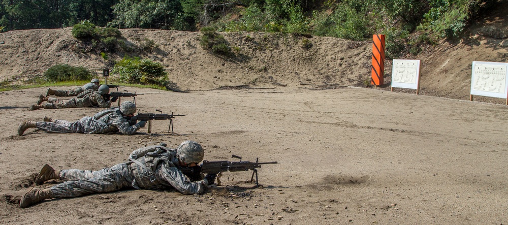 2017 Army Reserve Best Warrior winners and runners up qualify on a M249 squad automatic weapon