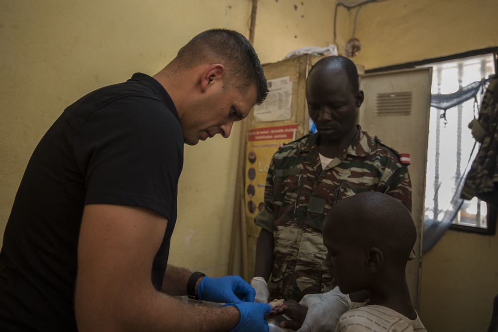 Shoulder to shoulder, sharing medical practices: American and Cameroonian military medical professionals partner, develop relationship through MEDRETE 17-5