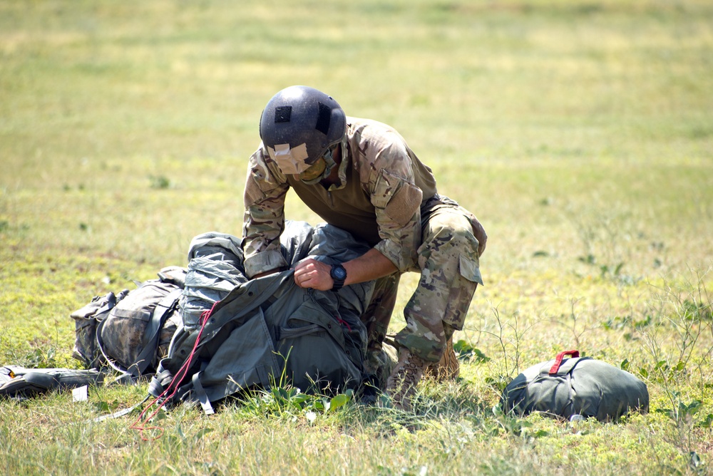 U.S. Paratroopers conduct combined airborne operation with Georgian SOF