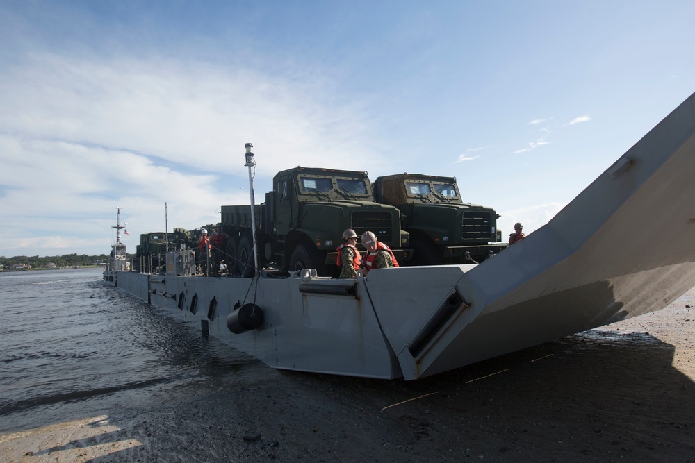 MPFEX 17: Marines unload landing craft