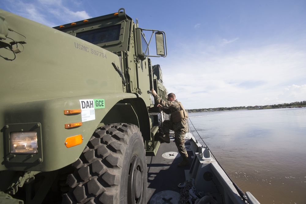 MPFEX 17: Marines unload landing craft