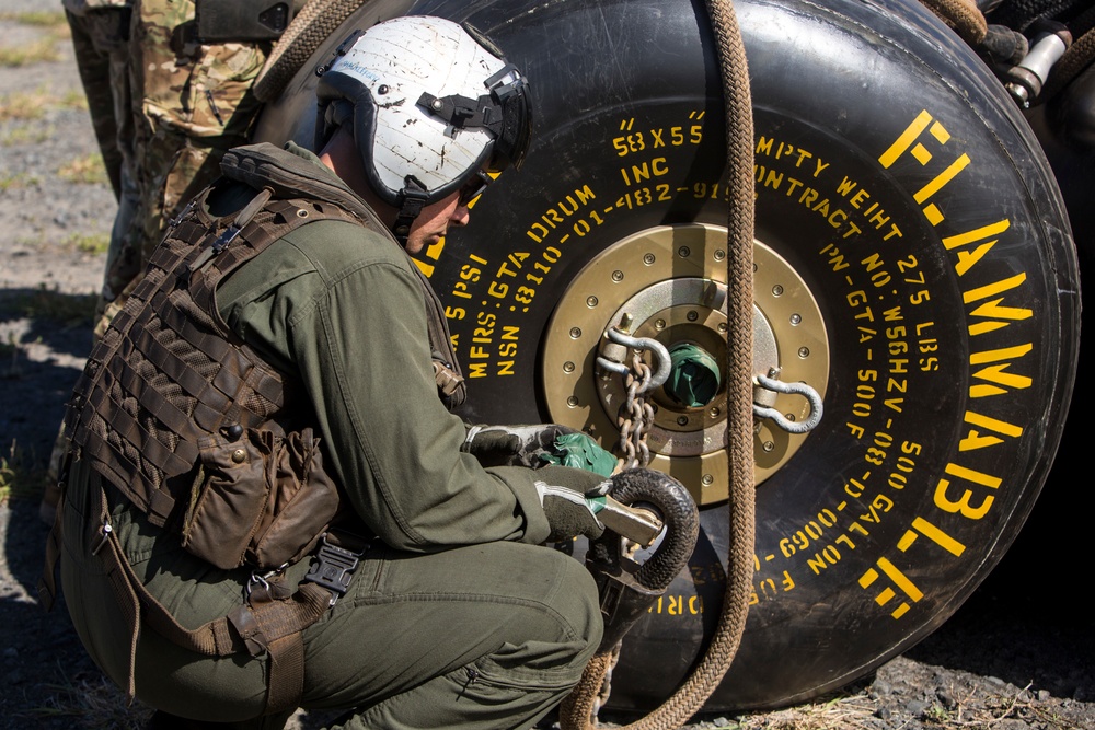 Pegasus conducts external lift with 25th ID