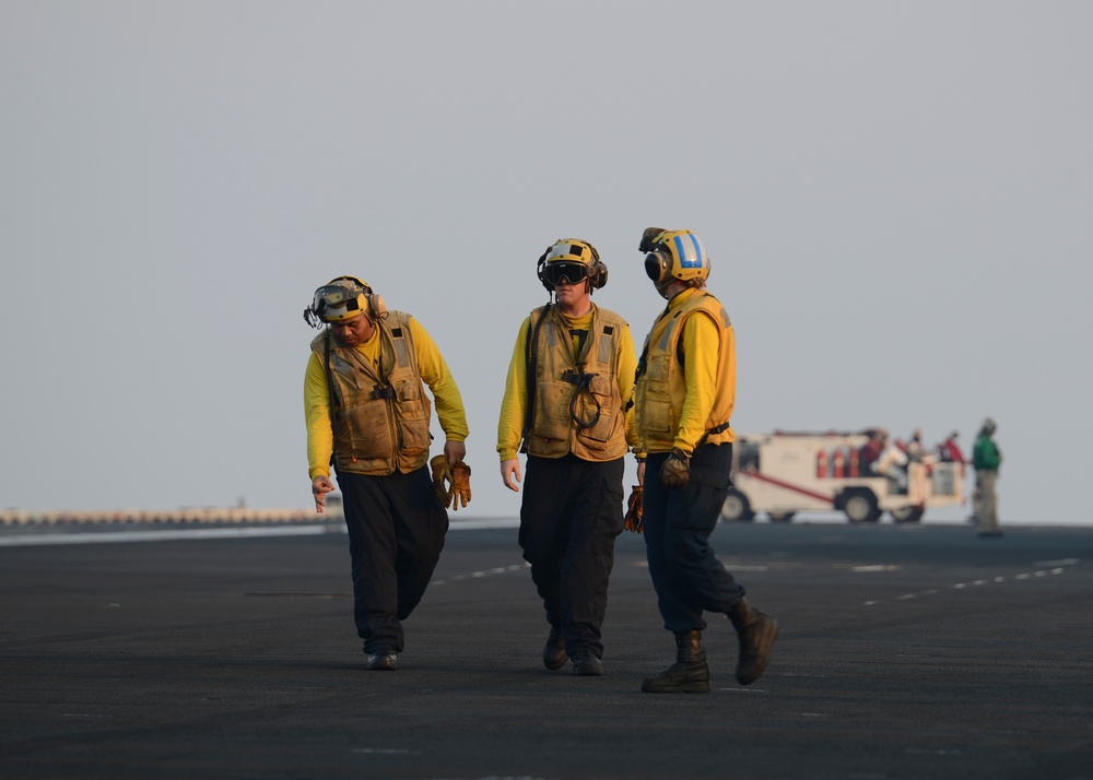 Nimitz Supports Operation Inherent Resolve