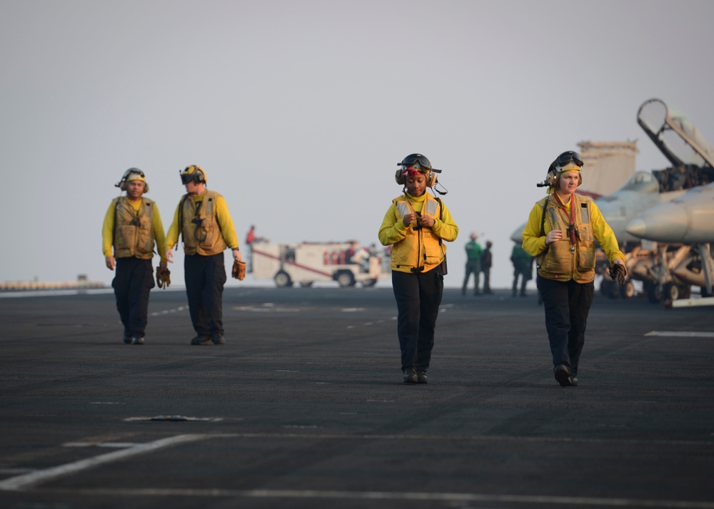 Nimitz Supports Operation Inherent Resolve