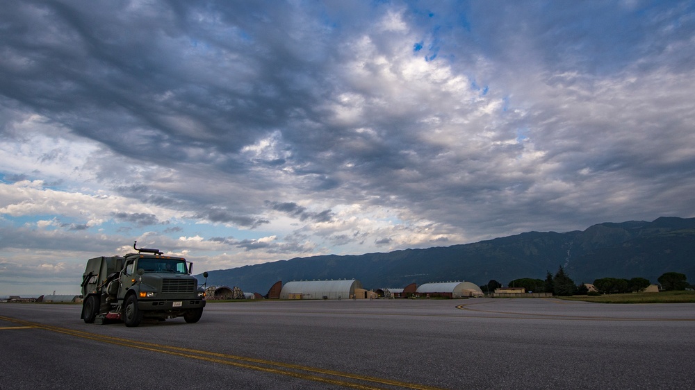 Airfield management, dirt boys: Manage a concrete weapon