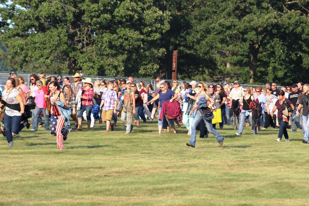 Thousands attend 2017 concert at Fort McCoy