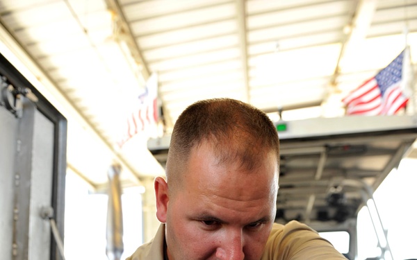 170718-G-DX668-1273 – A Coast Guardsman from PSU 305 services a TPSB