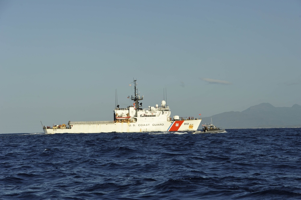 170719-G-DX668-1084 – PSU 305 crew members escort CGC Mohawk into Guantanamo Bay, Cuba