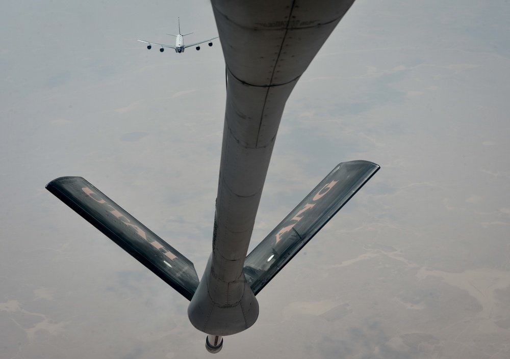 KC-135 crew refuels RC-135V/W