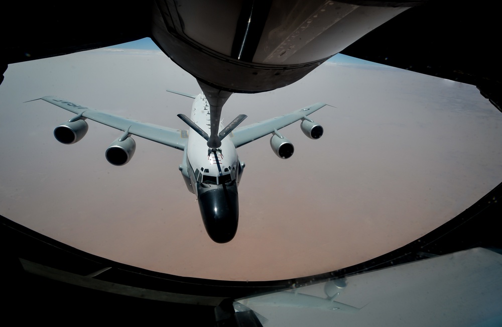 KC-135 crew refuels RC-135V/W