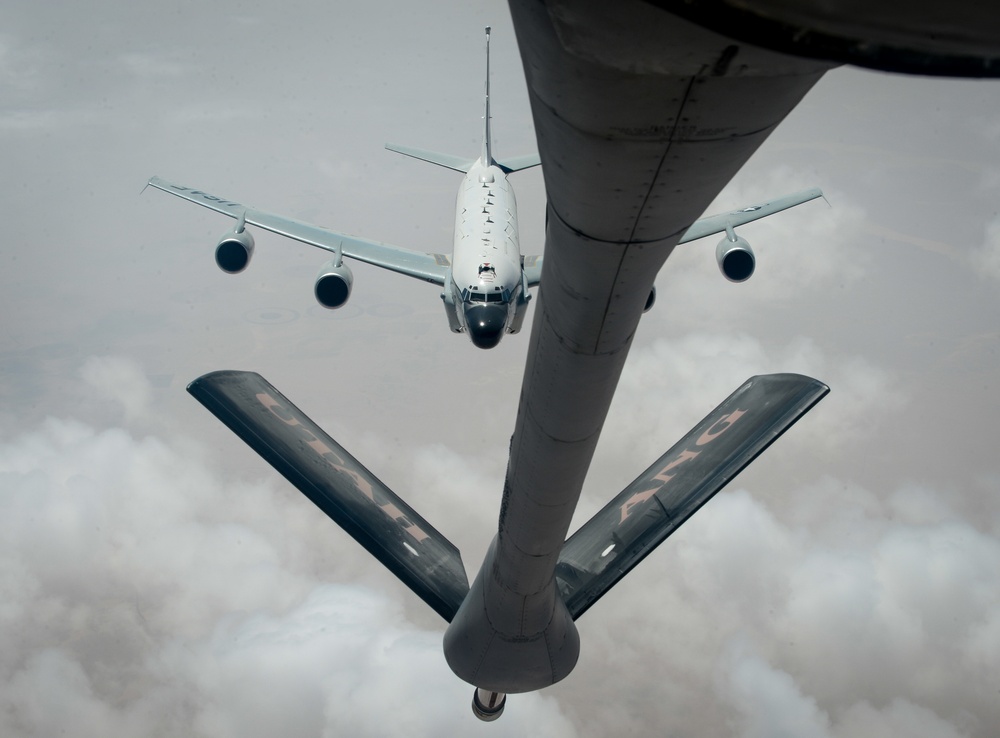 KC-135 crew refuels RC-135V/W