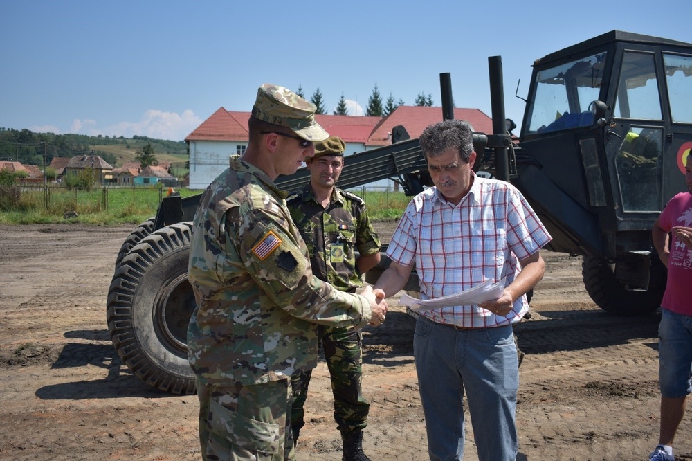 Maj. Joshua Standridge receives commendation from Romanian Mayor