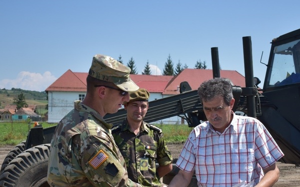 Maj. Joshua Standridge receives commendation from Romanian Mayor