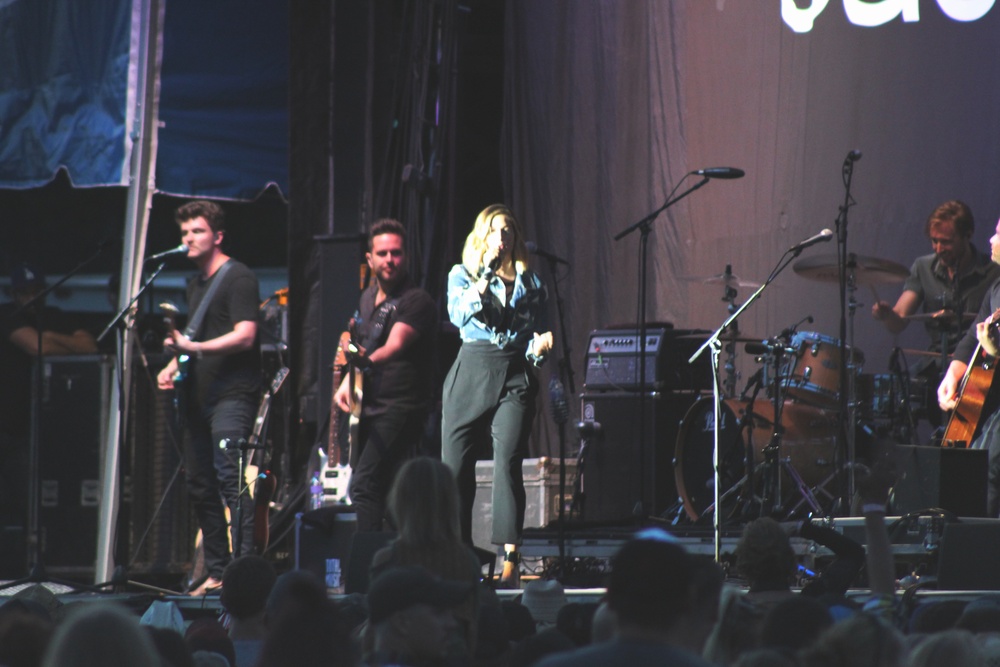 Artist Cassadee Pope plays to thousands at Fort McCoy concert