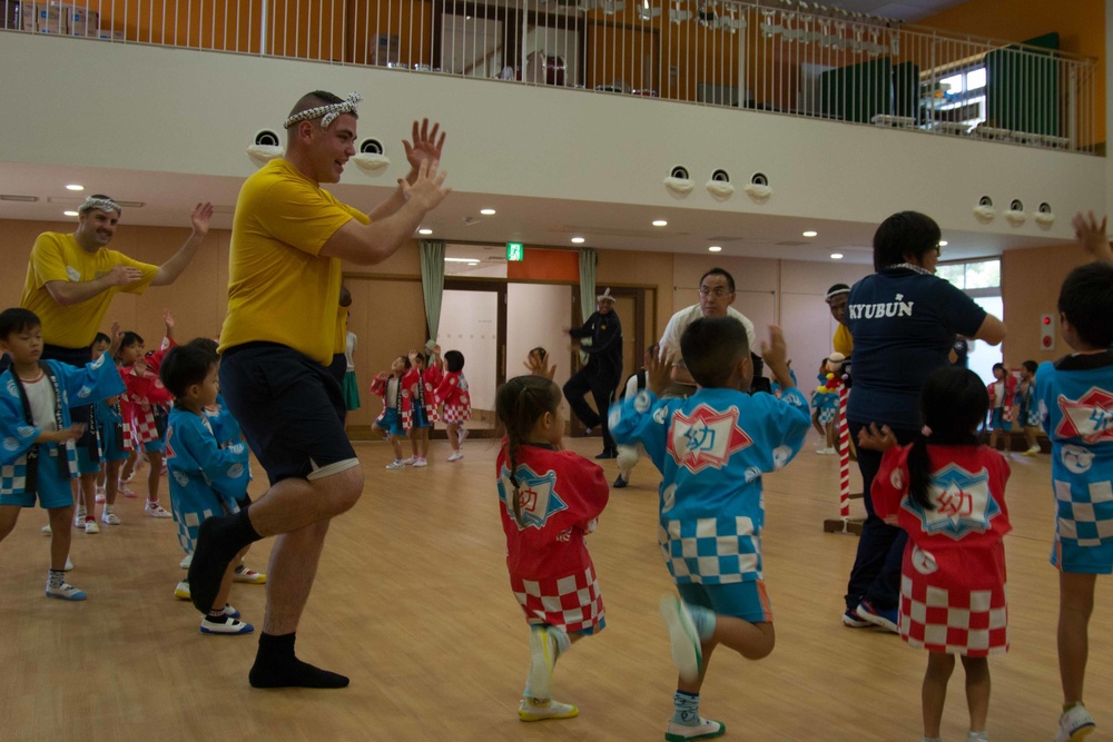 Sailors visit Japanese kindergarten students