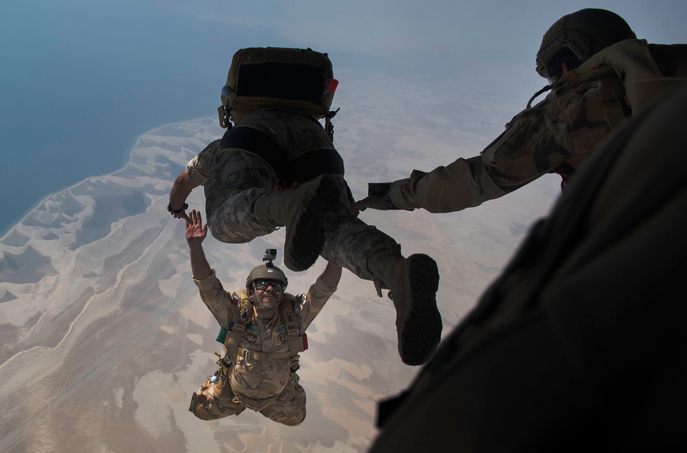 U.S., Qatari special forces perform friendship jump in Qatar