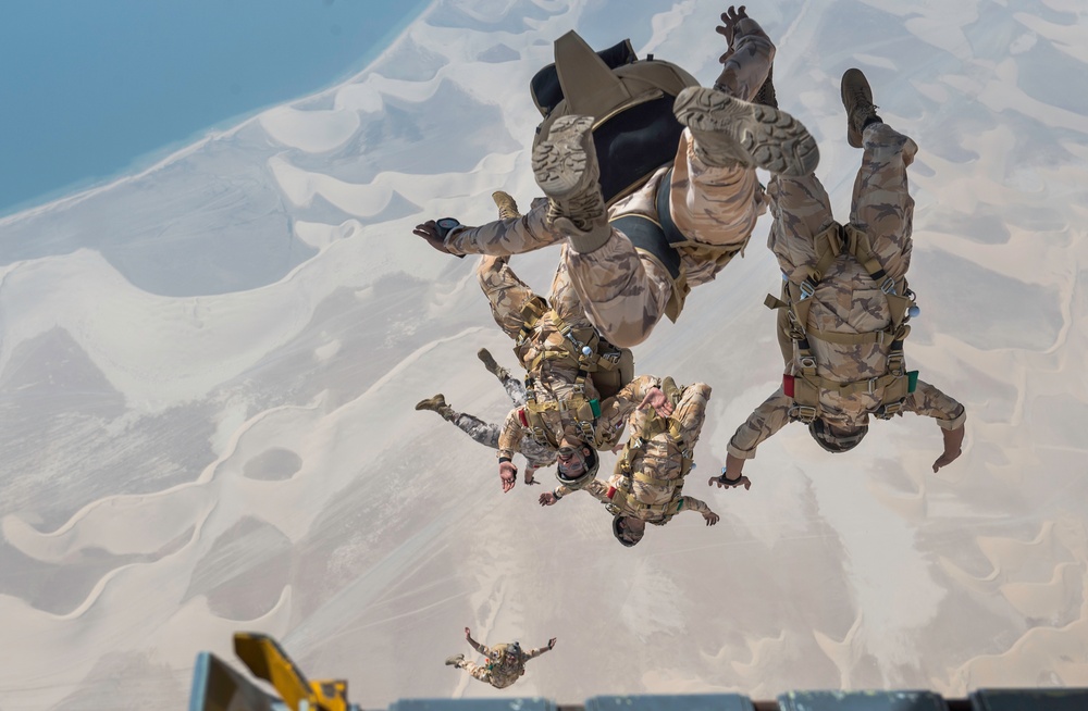 U.S., Qatari special forces perform friendship jump in Qatar