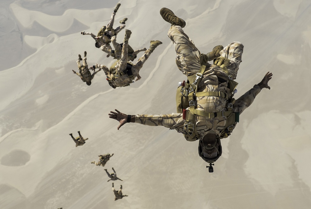 U.S., Qatari special forces perform friendship jump in Qatar