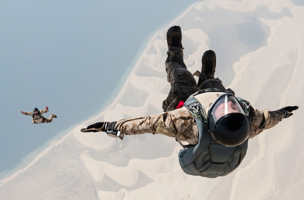 U.S., Qatari special forces perform friendship jump in Qatar