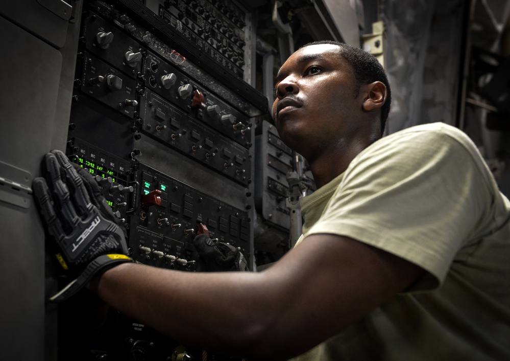 C-17 crew bring supplies to troops in Syria