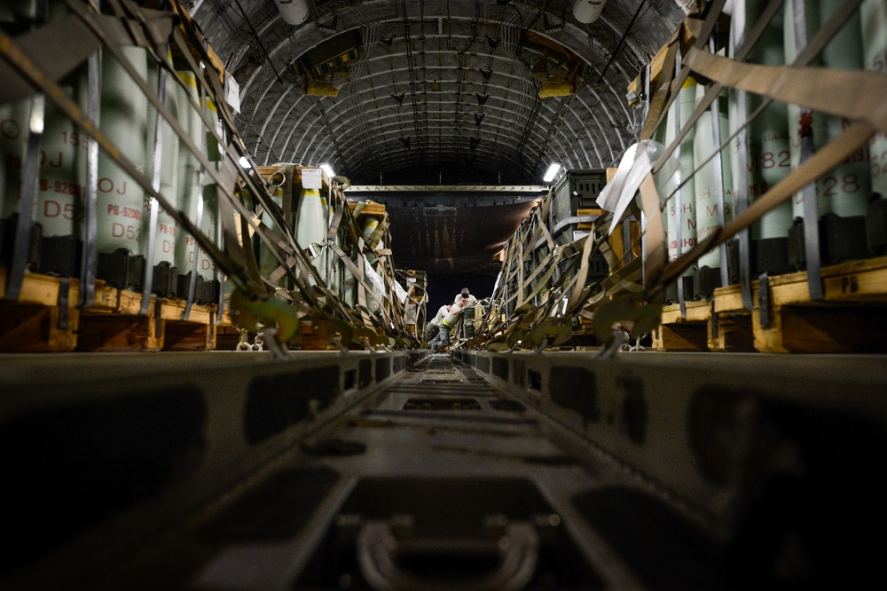 C-17 crew bring supplies to troops in Syria