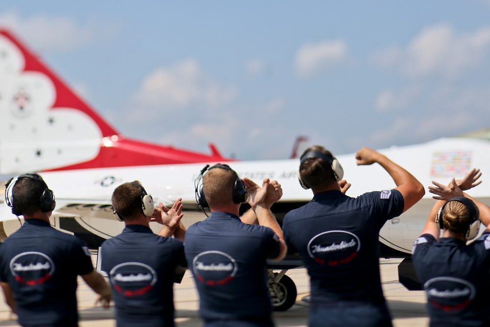 Thunderbird maintenance airmen ready planes for show