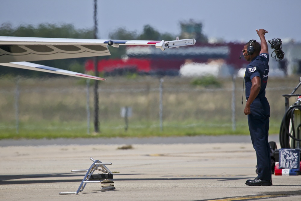 Thunderbird maintenance airmen ready planes for show