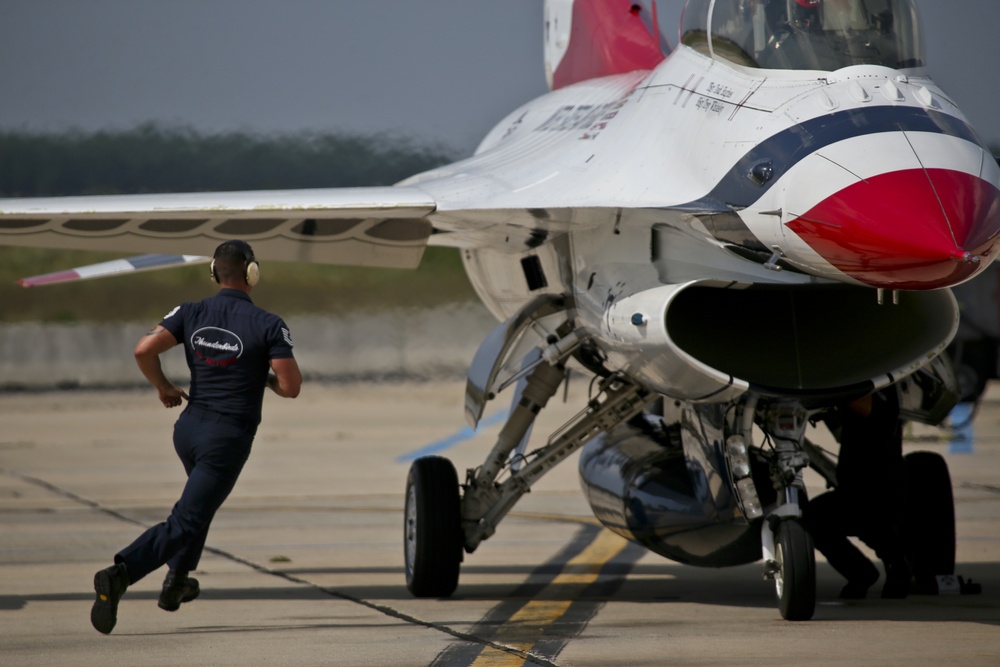Thunderbird maintenance airmen ready planes for show