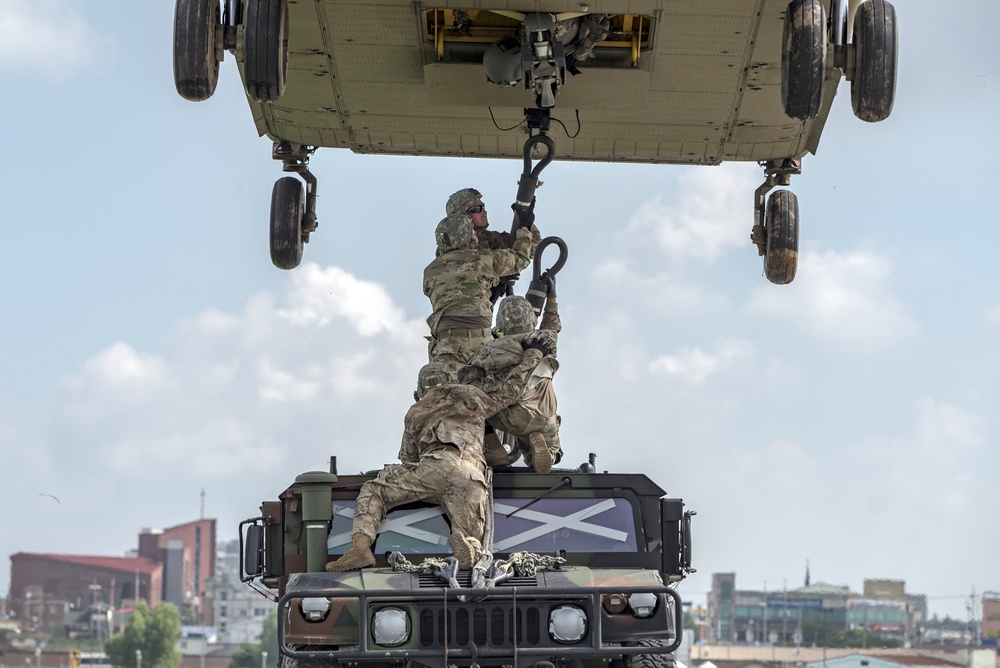 Soldiers Train Sling Loading Equipment
