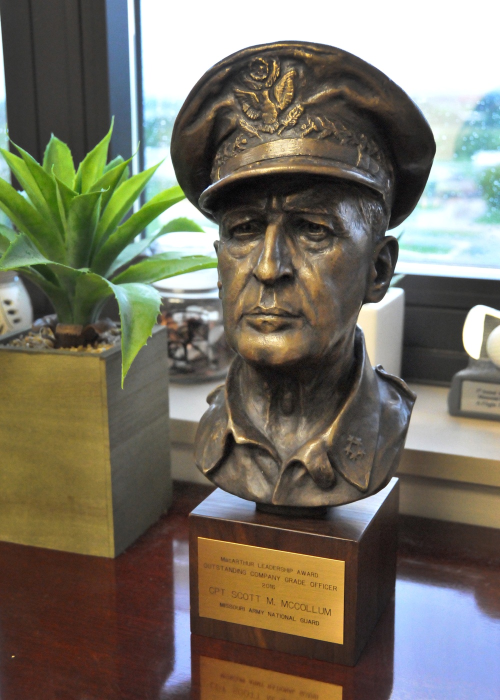 Missouri Army Guardsman receives Gen. MacArthur Leadership Award
