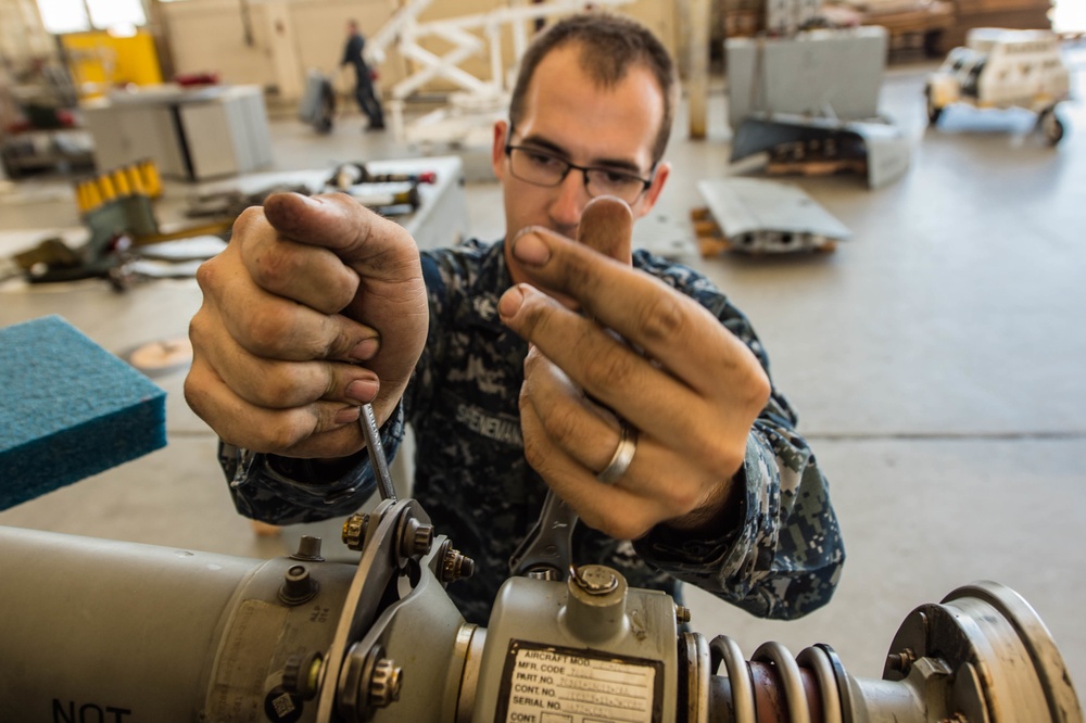 DVIDS - Images - HSC 4 Helicopter Maintenance [Image 2 of 3]