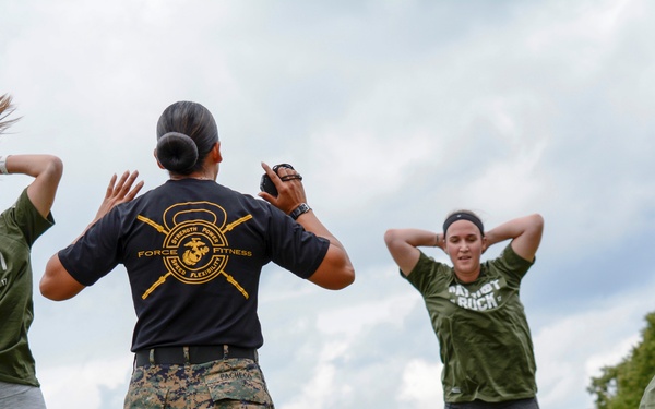 Kate Upton Works Out with Marines