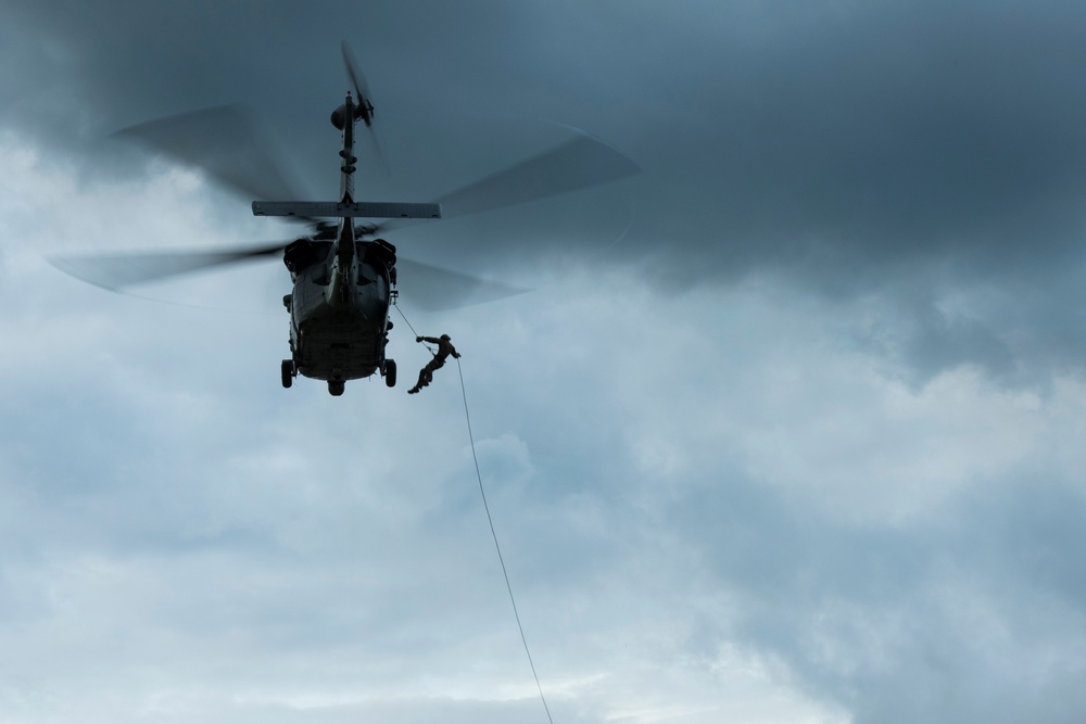 EODMU 5 Fast-Roping and Rappelling with HSC-25