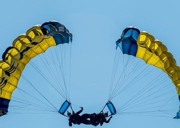 Leap Frogs Kick off the 59th Annual Chicago Air and Water Show