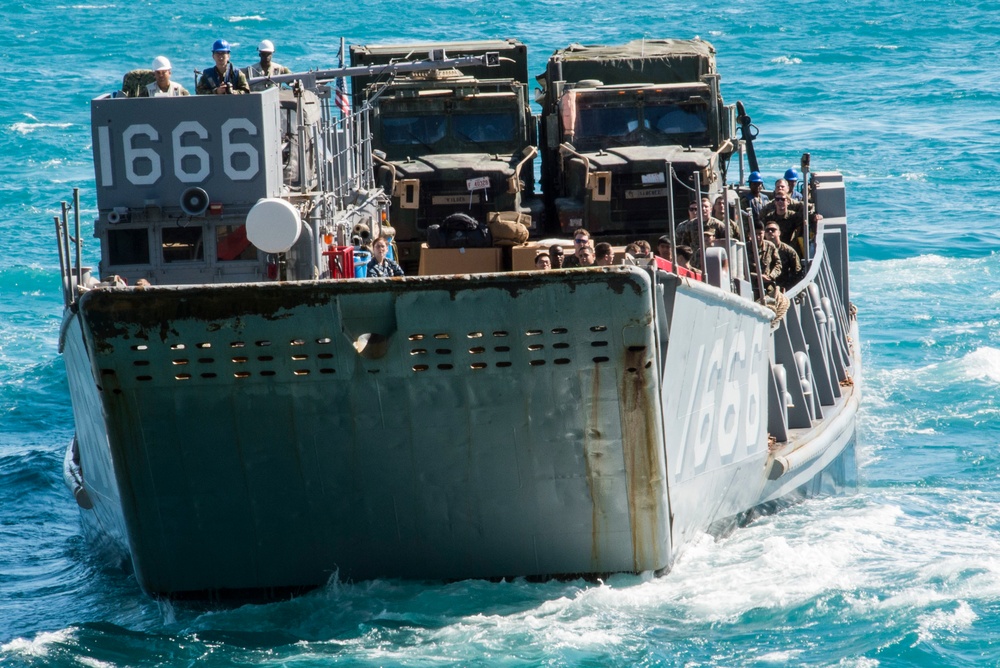 The amphibious assault ship USS Bonhomme Richard conducts LCU operations