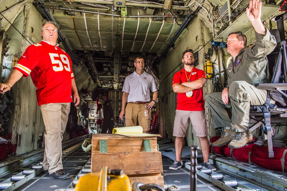 Kansas City Chiefs visit with Missouri Guardsmen