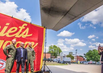 Kansas City Chiefs visit with Missouri Guardsmen