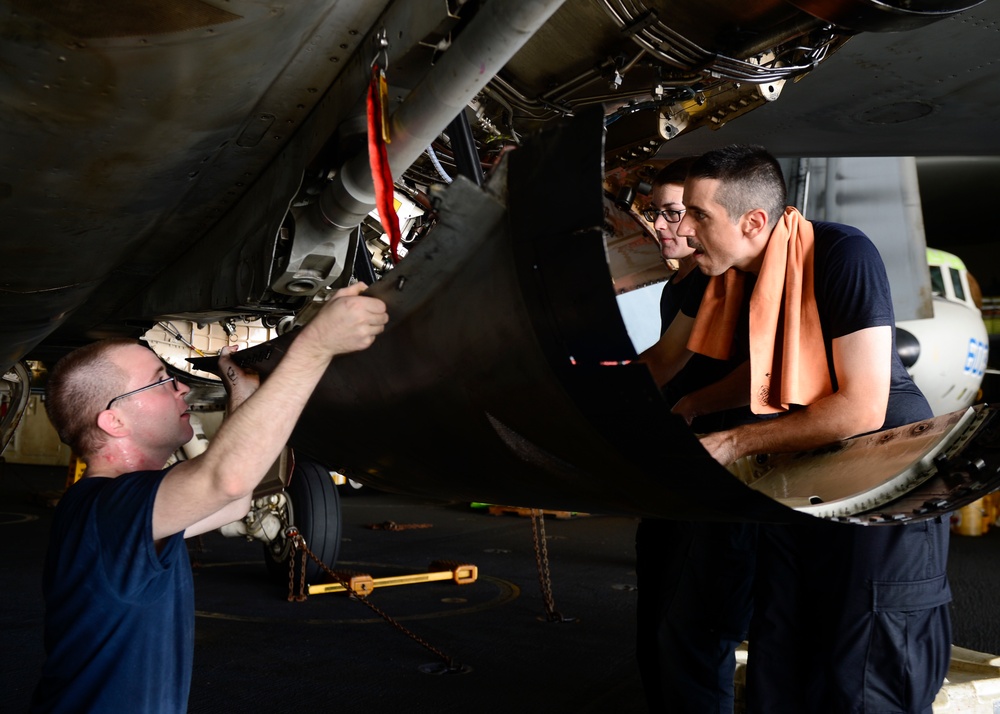 Nimitz Supports Operation Inherent Resolve